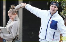 Dễ thương chưa, Justin Bieber khiêu vũ với vợ trên đường phố