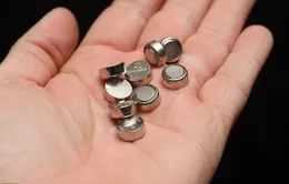 Pin cúc áo cực kỳ nguy hiểm với trẻ nhỏ