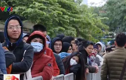 Hàng nghìn CĐV xếp hàng nhận vé xem chung kết lượt về AFF Cup