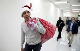 Obama hóa thân ông già Noel, bất ngờ thăm bệnh viện nhi