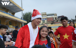 Duy Mạnh, Đức Huy, Thành Chung hóa ông già Noel tặng quà trẻ em trên sân Hàng Đẫy