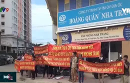 Hàng trăm người tiếp tục bao vây trụ sở Công ty Hoàng Quân đòi bàn giao nhà