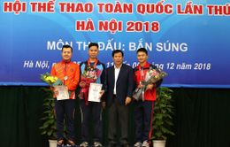 Bộ trưởng Nguyễn Ngọc Thiện trao thưởng cho các huy chương Bắn súng