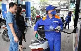 Xăng giảm giá sốc lần thứ 3: Giảm gần 1.500 đồng/lít, cước taxi vẫn "ngủ yên"