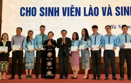 Trao học bổng cho sinh viên Lào