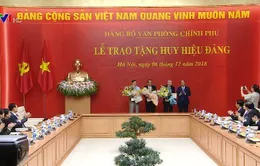 Trao tặng Huy hiệu Đảng cho các đồng chí Lãnh đạo, nguyên Lãnh đạo Chính phủ