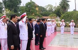 Thủ tướng Campuchia vào Lăng viếng Chủ tịch Hồ Chí Minh
