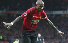 Ashley Young mất hơn 2,5 năm mới ghi bàn ở Old Trafford