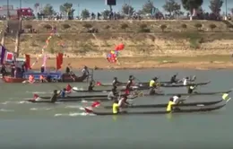 Kon Tum: Đua thuyền độc mộc truyền thống trên sông Đắk Bla