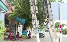 Nha Trang: Nguy hiểm từ trụ điện nghiêng vào nhà dân