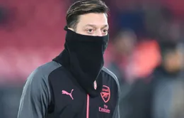 Ozil bị "bóc phốt" nói dối HLV Wenger để... đưa vợ đi chơi