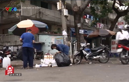 Cảm thương số phận người mẹ lượm ve chai nuôi con một mình