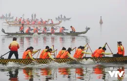 Sôi động lễ hội đua thuyền rồng tại hồ Tây bất chấp thời tiết sương mù