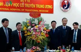 Đồng chí Võ Văn Thưởng chúc mừng thầy thuốc BV Y học cổ truyền TƯ