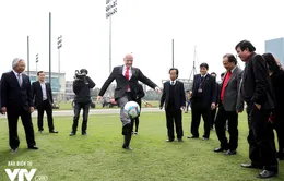 Chủ tịch FIFA Gianni Infantino trổ tài tâng bóng trên sân cỏ Việt