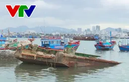 Nha Trang: Sà lan chìm chậm trục vớt, gây nguy hiểm cho tàu thuyền