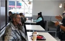 Người vô gia cư bị đuổi khỏi cửa hàng McDonald’s