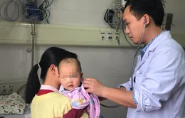 Cấp cứu trẻ bị viêm loét miệng họng do nhiễm độc chì từ thuốc cam