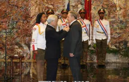 Trao Huân chương Sao vàng cho đồng chí Raul Castro
