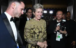 Vừa giành giải Oscar, Frances McDormand suýt mất tượng vàng