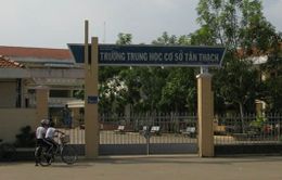 Tạm đình chỉ học tập học sinh bóp cổ cô giáo ở Bến Tre