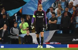 Tiệc tùng khi đội nhà thua thảm, Joe Hart bị "ném đá" dữ dội