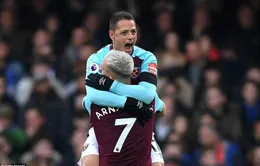 Chicharito lập công, West Ham giành điểm ngay tại Stamford Bridge