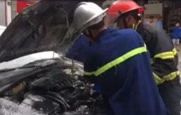 Đà Nẵng: Cháy ô tô trước cổng trường tiểu học Phù Đổng