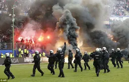 Hamburg lần đầu xuống hạng, CĐV làm loạn sân