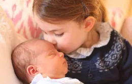 Công chúa Charlotte cực dễ thương bên hoàng tử bé mới sinh nước Anh