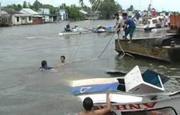 Ca nô va chạm với sà lan trên sông Hậu, ít nhất 5 người thương vong