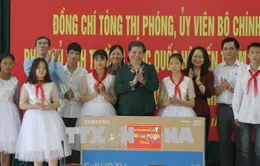 Phó Chủ tịch Quốc hội Tòng Thị Phóng thăm và tặng quà học sinh tại tỉnh Lạng Sơn