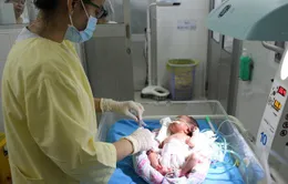 Mong manh sự sống của hai mẹ con bị cúm A/H1N1