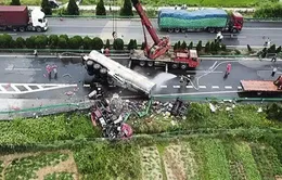 Xe khách đâm trực diện xe tải trên cao tốc Trung Quốc
