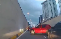 Xe bán tải luồn lách gây nguy hiểm trên đường phố Hà Nội