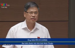 "Trường đạt chuẩn mà sân trường mỗi lần tập trung mời 5 cháu mỗi lớp, trường THCS dùng bàn ghế cấp 1?"