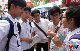 Phân tích phổ điểm các môn thi của thí sinh đăng kí xét tuyển đại học, cao đẳng và phổ điểm theo các khối