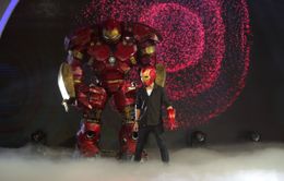 Iron Man khổng lồ xuất hiện trên sân khấu "Ảo thuật siêu phàm"