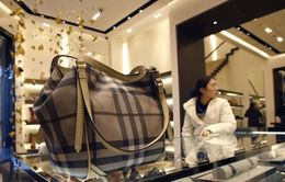 Vì sao Burberry chấp nhận tiêu hủy hơn 37 triệu USD hàng tồn kho?