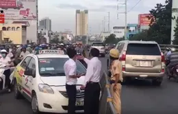 Taxi mất lái đâm vào dải phân cách, cầu vượt Cây Gõ tê liệt