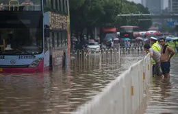 Mưa bão gây lũ lụt nghiêm trọng ở nhiều thành phố Trung Quốc