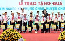 Phó Chủ tịch nước trao quà cho trẻ em nghèo ở Chương Mỹ