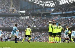 VIDEO "Đứng hình" với siêu phẩm sút phạt của Silva vào lưới Huddersfield