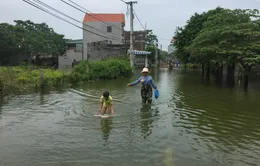 Ngập lụt ở Chương Mỹ: Gian nan đường tới trạm xá