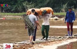 Người dân Lạng Sơn liều mình vượt sông bằng cầu tre