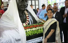 Bộ trưởng Sushma Swaraj khánh thành tượng Mahatma Gandhi ở ĐSQ Ấn Độ tại Hà Nội