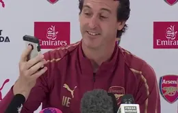 Nghe điện thoại "hộ" phóng viên, Unai Emery khiến phòng họp báo cười bò