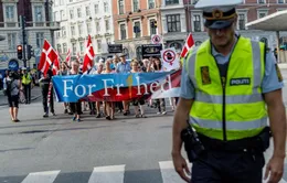 Đan Mạch tuần hành phản đối lệnh cấm đeo khăn trùm đầu