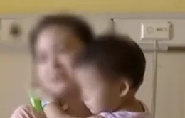 Bé gái 2 tuổi thoát chết sau khi rơi từ tầng 17