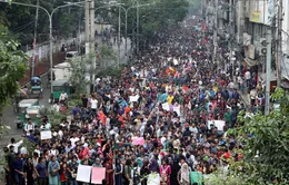 Biểu tình sau tai nạn giao thông làm tê liệt thủ đô Dhaka, Bangladesh